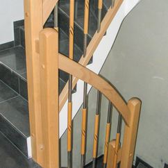 Treppengeländer in Buche mit Pfosten P44 und Stab S27 in Holz-Edelstahl-Kombination 1