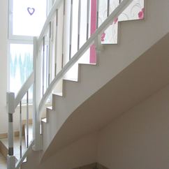 Weißes Treppengeländer in Buche in Holz-Edelstahl-Kombination