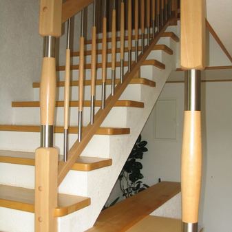 Holz-Treppenstufen mit eingepasstem Treppengeländer in Holz-Edelstahl-Kombination 2