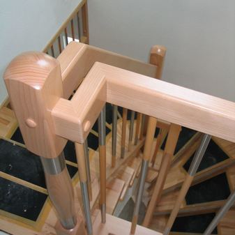 Holztreppen-Stufen und Treppengeländer in Holz-Edelstahl-Kombination