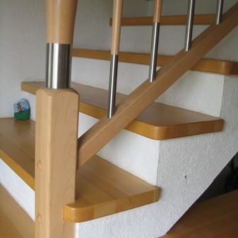 Holz-Treppenstufen mit eingepasstem Treppengeländer in Holz-Edelstahl-Kombination 1