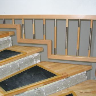 Die neuen Holzstufen für die Treppe werden montiert, zusammen mit einem individuellem Treppengeländer