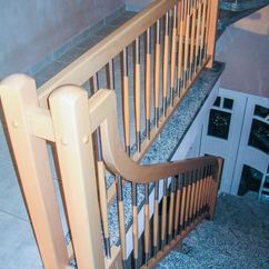 Treppengeländer Stäbe Holz-Edelstahl-Kombination mit geschwungenem Reckteck-Handlauf