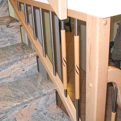Treppengeländer in Holz-Edelstahl-Kombination an individuellen Treppenverlauf angepasst