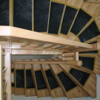 Die neuen Holzstufen für die Treppe werden montiert 1