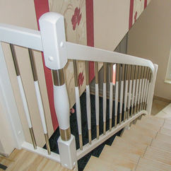 Weißes Treppengeländer, Holz-Edelstahl-Kombination, Standard-Pfosten 90° mit gerundeten Kanten